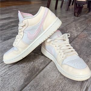 Nike Air Jordan Sneakers | Women’s 7.5 | White | Excellent Condition